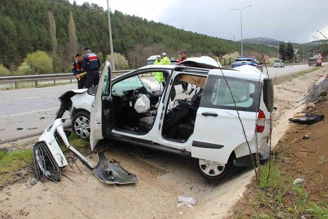 Tıra &ccedil;arpan hafif ticari ara&ccedil; hurda yığınına d&ouml;nd&uuml;: 2 yaralı 1