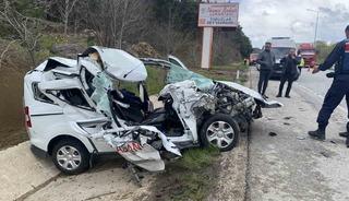 Tıra &ccedil;arpan hafif ticari ara&ccedil; hurda yığınına d&ouml;nd&uuml;: 2 yaralı