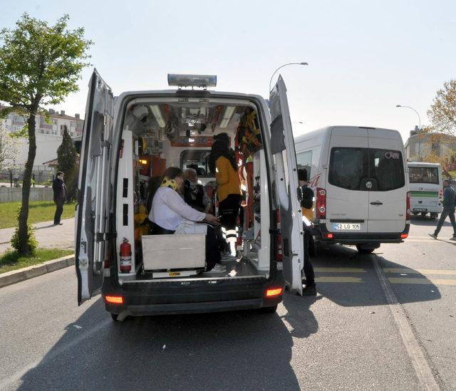 Ünye'de midibüs ile minibüs çarpıştı: 13 yaralı