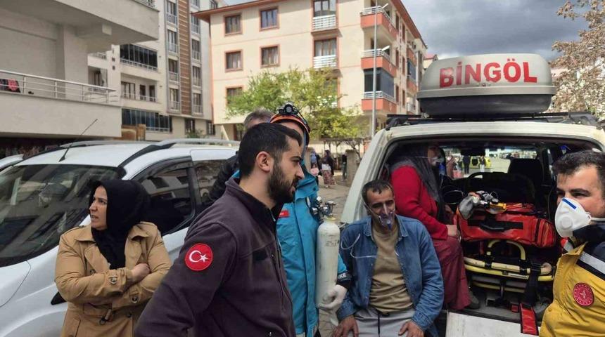 Bing&ouml;l&rsquo;de dumanlar binayı sardı: 13 kişi dumandan etkilendi