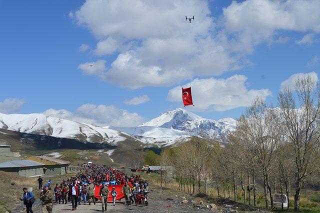 Hakkarili çocuklar helikoptere bindi