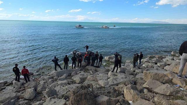 Van G&ouml;l&uuml;&rsquo;ne u&ccedil;an otomobildeki 1 kişi yaralandı 8