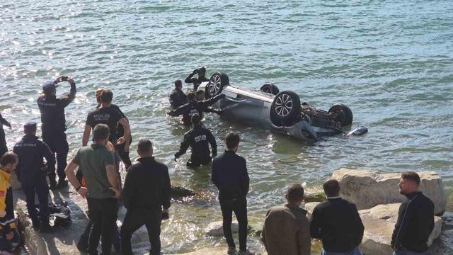 Van G&ouml;l&uuml;&rsquo;ne u&ccedil;an otomobildeki 1 kişi yaralandı 6