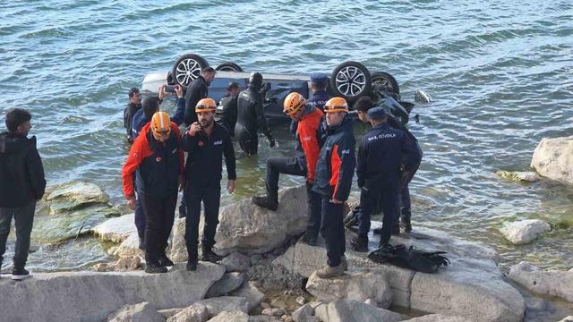 Van G&ouml;l&uuml;&rsquo;ne u&ccedil;an otomobildeki 1 kişi yaralandı 5