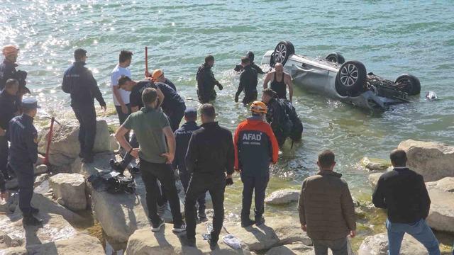 Van G&ouml;l&uuml;&rsquo;ne u&ccedil;an otomobildeki 1 kişi yaralandı 3