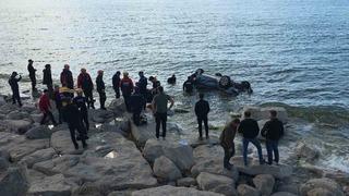 Van Gölü’ne uçan otomobildeki 1 kişi yaralandı