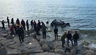 Van G&ouml;l&uuml;&rsquo;ne u&ccedil;an otomobildeki 1 kişi yaralandı