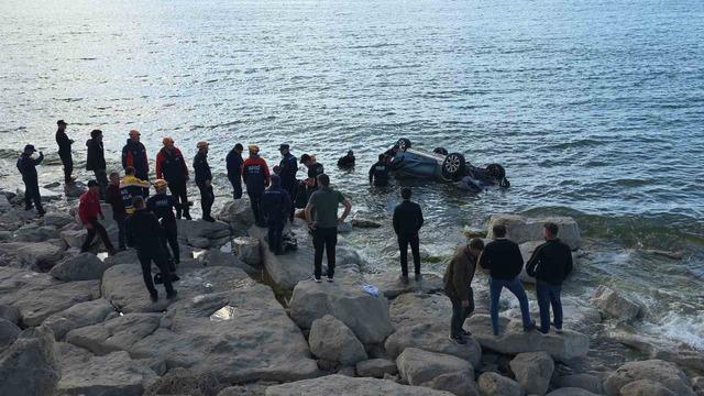 Van Gölü’ne uçan otomobildeki 1 kişi yaralandı