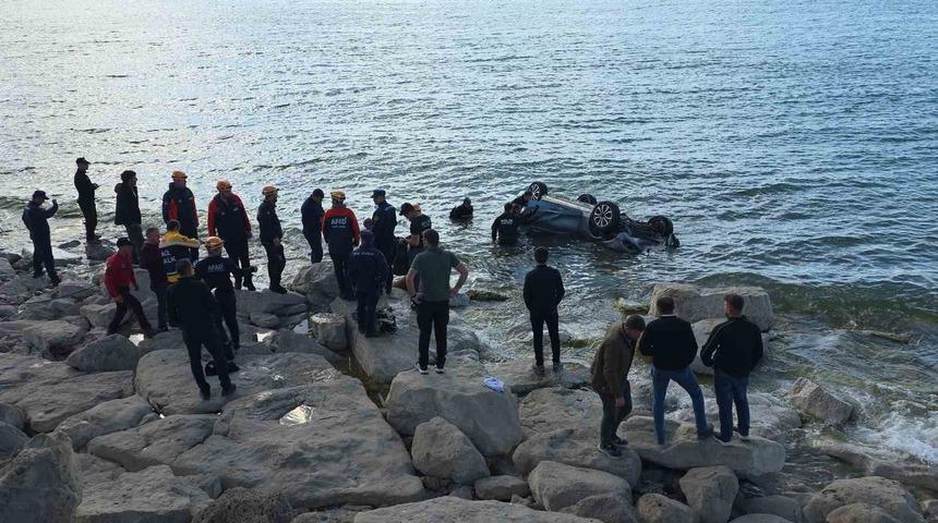 Van G&ouml;l&uuml;&rsquo;ne u&ccedil;an otomobildeki 1 kişi yaralandı