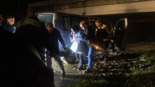 Sakarya da yağış nedeniyle suyla dolan alt ge&ccedil;itte ara&ccedil; i&ccedil;erisinde mahsur kalan anne-oğul kurtarıldı 2
