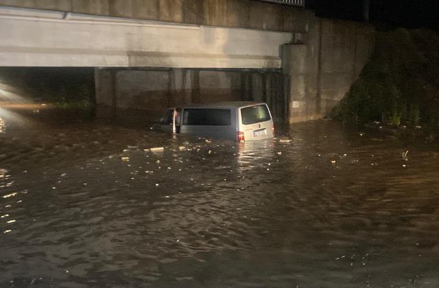 Sakarya da yağış nedeniyle suyla dolan alt ge&ccedil;itte ara&ccedil; i&ccedil;erisinde mahsur kalan anne-oğul kurtarıldı 1