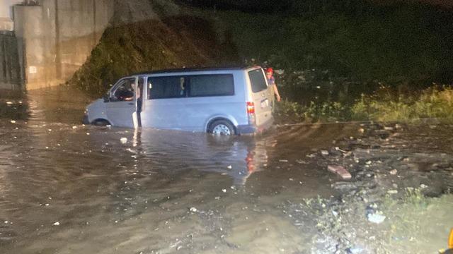 Sakarya'da yağış nedeniyle suyla dolan alt geçitte araç içerisinde mahsur kalan anne-oğul kurtarıldı
