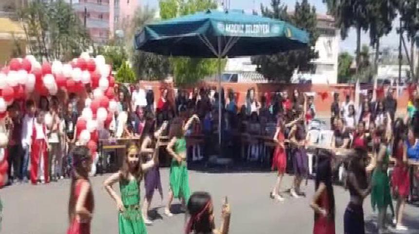 23 Nisan gösterisi, çocukların kıyafeti nedeniyle yarıda kesildi