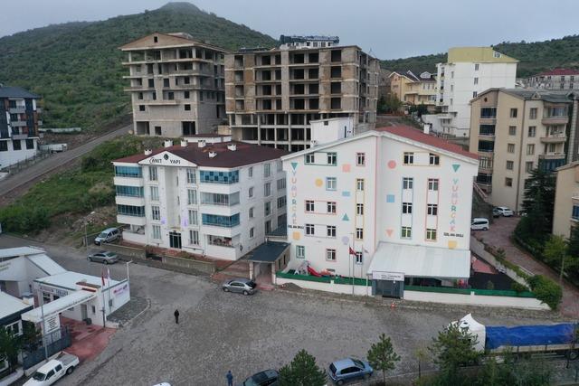 Nevşehir de &ccedil;&ouml;ken istinat duvarı, &ouml;ndeki apartmanda hasar oluşturdu 6