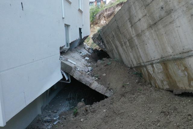 Nevşehir de &ccedil;&ouml;ken istinat duvarı, &ouml;ndeki apartmanda hasar oluşturdu 3