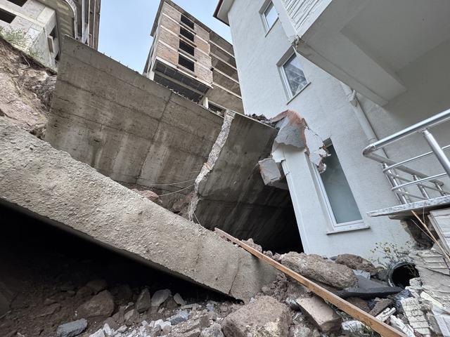 Nevşehir de &ccedil;&ouml;ken istinat duvarı, &ouml;ndeki apartmanda hasar oluşturdu 2