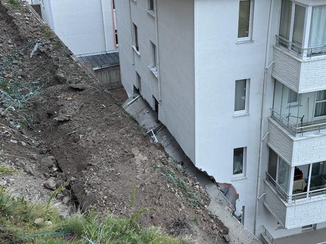 Nevşehir de &ccedil;&ouml;ken istinat duvarı, &ouml;ndeki apartmanda hasar oluşturdu 1