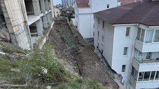 Nevşehir'de çöken istinat duvarı, öndeki apartmanda hasar oluşturdu