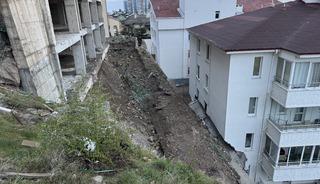 Nevşehir'de &ccedil;&ouml;ken istinat duvarı, &ouml;ndeki apartmanda hasar oluşturdu