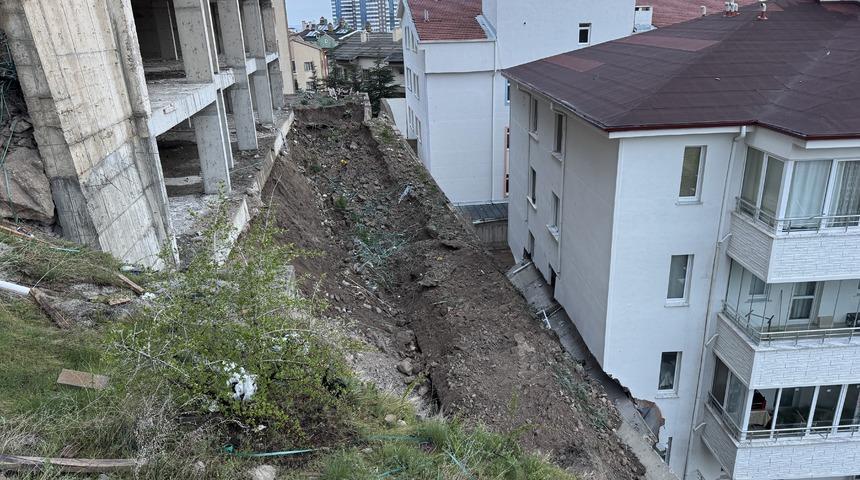 Nevşehir'de &ccedil;&ouml;ken istinat duvarı, &ouml;ndeki apartmanda hasar oluşturdu