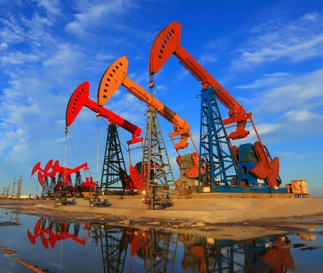 Petrolde 100 g&uuml;n sınırı aşıldı! Stoklar 8 yılın dibine iniyor