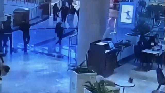 10 yaşında 92 su&ccedil; kaydı var! AVM de &ccedil;anta &ccedil;alan &ccedil;ocuk yakalandı 3