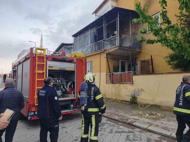 Denizli&rsquo;de balkon yanan koltuk paniğe neden oldu 4