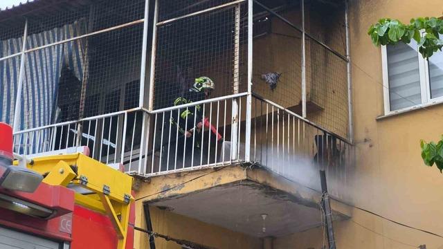 Denizli&rsquo;de balkon yanan koltuk paniğe neden oldu 3