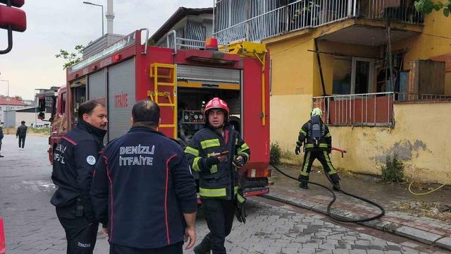 Denizli&rsquo;de balkon yanan koltuk paniğe neden oldu 1