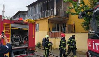 Denizli&rsquo;de balkon yanan koltuk paniğe neden oldu