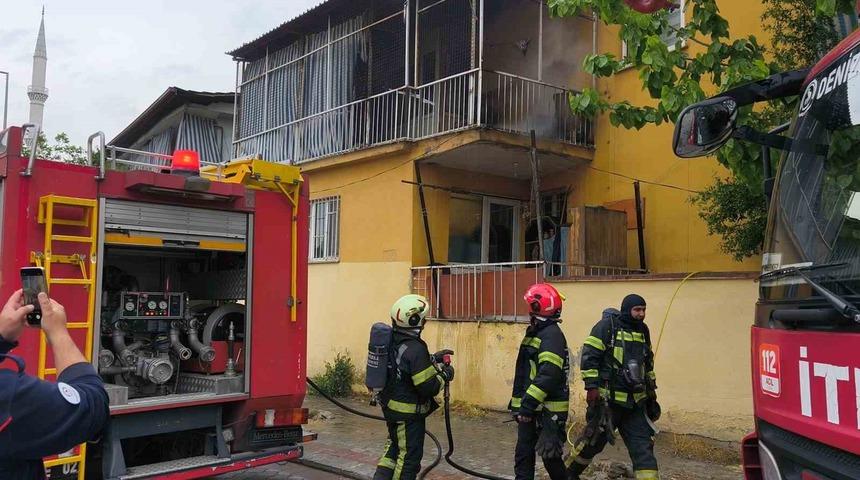 Denizli&rsquo;de balkon yanan koltuk paniğe neden oldu