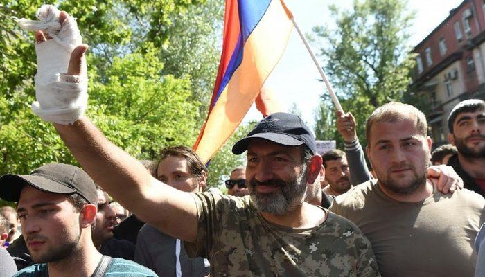 Ermeni muhalif lider Paşinyan: Kadife Devrim kazandı, bu sadece ilk adım