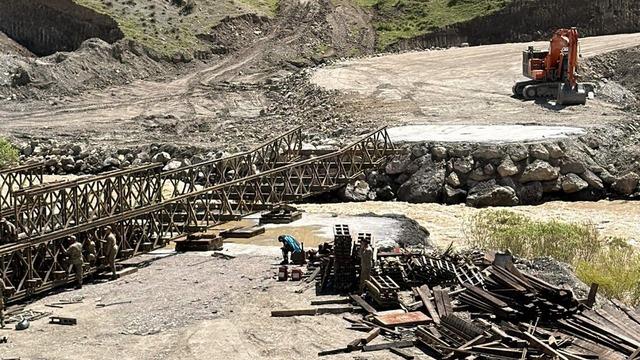 Hakkari-Van yolunda panel köprü çalışması sürüyor