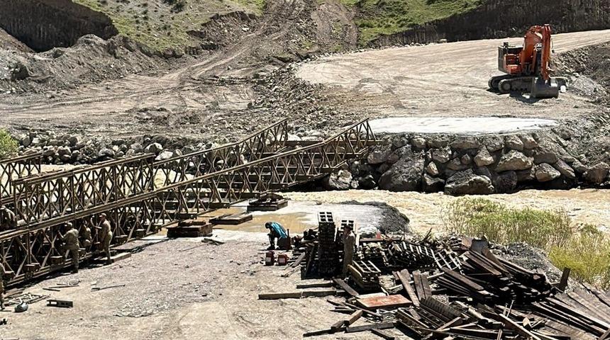Hakkari-Van yolunda panel k&ouml;pr&uuml; &ccedil;alışması s&uuml;r&uuml;yor