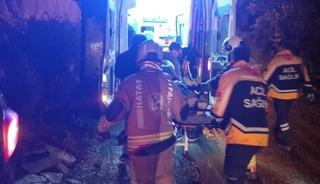 Samandağ&rsquo;da şarampole devrilen otomobilin s&uuml;r&uuml;c&uuml;s&uuml; yaralandı