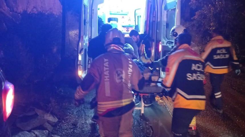 Samandağ&rsquo;da şarampole devrilen otomobilin s&uuml;r&uuml;c&uuml;s&uuml; yaralandı