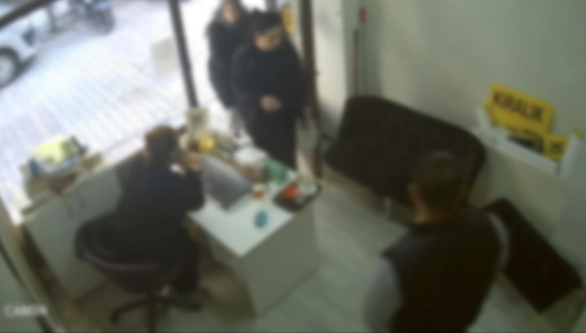  &Ccedil;ocukların var utanmıyor musun?  Gelinini &ouml;ld&uuml;ren kayınvalidenin kızı da g&ouml;zaltında 4