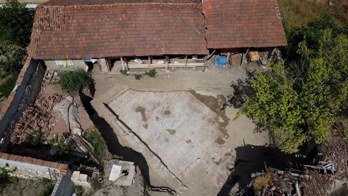 Toprağın altından &ccedil;ıkan  l&uuml;ks : 1800 yıllık  &Tau;&Rho;&Upsilon;&Phi;&Eta;  yazılı mozaik bulundu 5