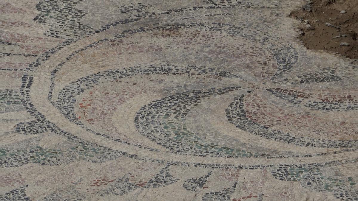 Toprağın altından &ccedil;ıkan  l&uuml;ks : 1800 yıllık  &Tau;&Rho;&Upsilon;&Phi;&Eta;  yazılı mozaik bulundu 4