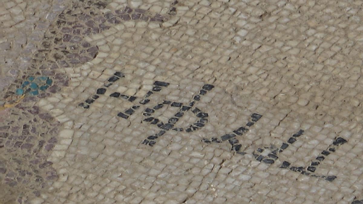 Toprağın altından &ccedil;ıkan  l&uuml;ks : 1800 yıllık  &Tau;&Rho;&Upsilon;&Phi;&Eta;  yazılı mozaik bulundu 3