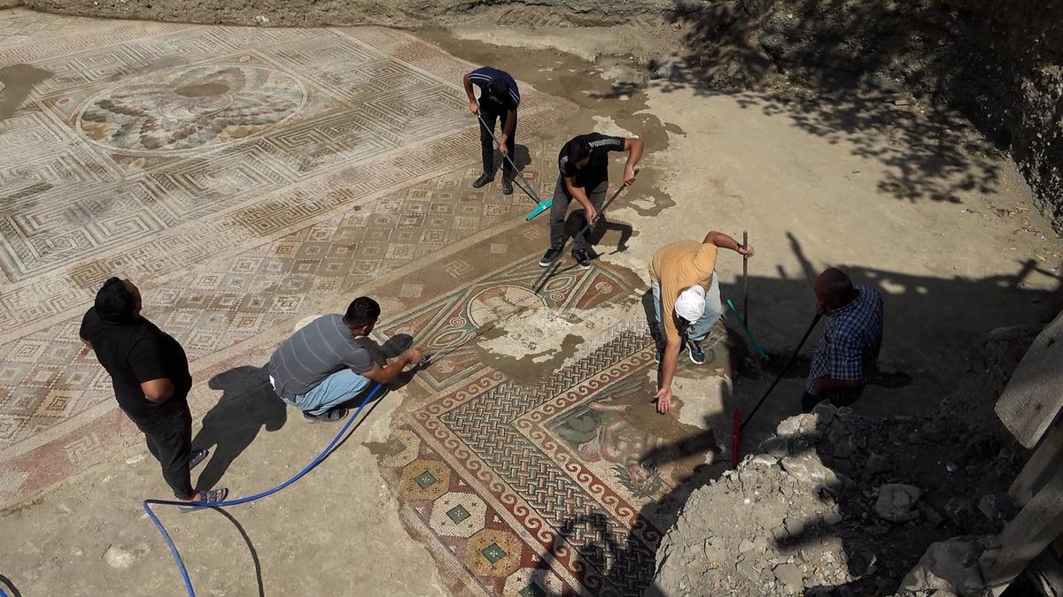 Toprağın altından &ccedil;ıkan  l&uuml;ks : 1800 yıllık  &Tau;&Rho;&Upsilon;&Phi;&Eta;  yazılı mozaik bulundu 1