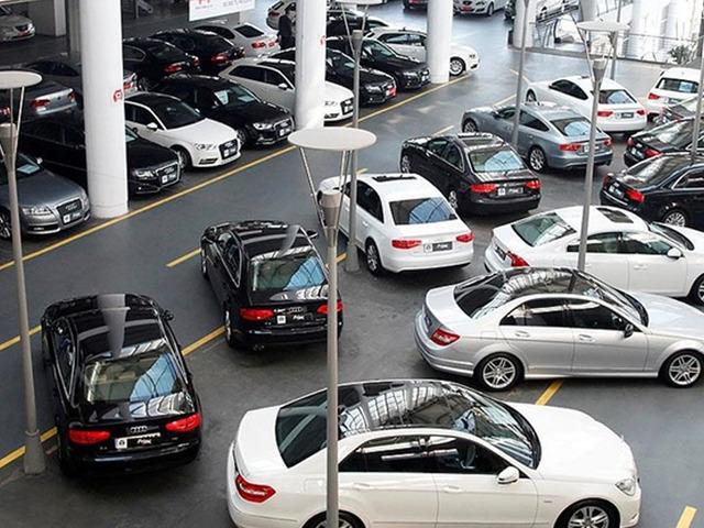 Otomotiv pazarında sert d&uuml;ş&uuml;ş! Faiz ve savaş vurdu