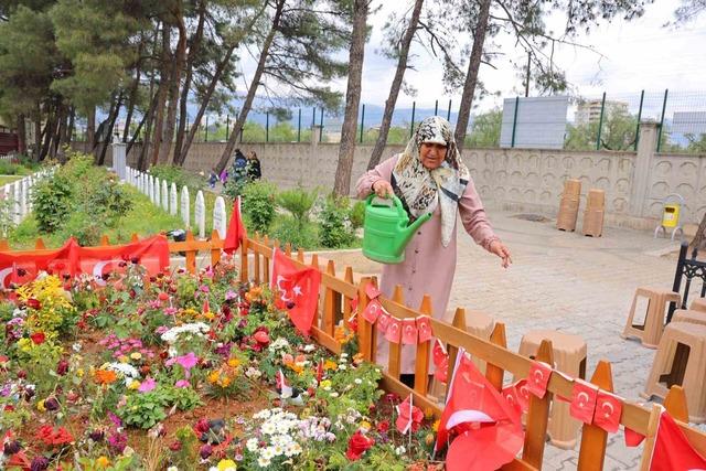 Okul saldırısında hayatını kaybeden &ccedil;ocukların ziyaret&ccedil;ileri eksik olmuyor 3