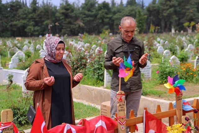 Okul saldırısında hayatını kaybeden &ccedil;ocukların ziyaret&ccedil;ileri eksik olmuyor 2