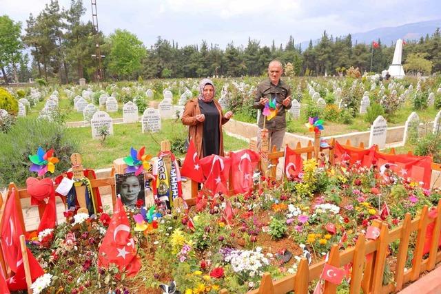 Okul saldırısında hayatını kaybeden &ccedil;ocukların ziyaret&ccedil;ileri eksik olmuyor 1
