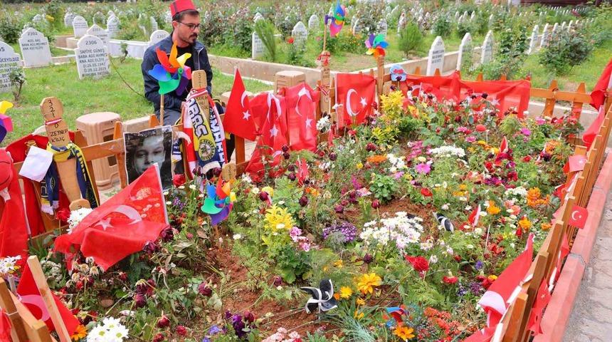 Okul saldırısında hayatını kaybeden &ccedil;ocukların ziyaret&ccedil;ileri eksik olmuyor