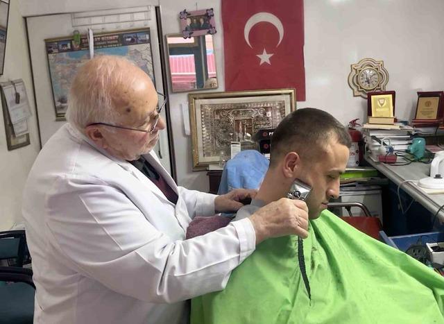 &Ccedil;orum&rsquo;un  m&uuml;thiş berber i: 66 yıllık mesleğine devam ediyor 2