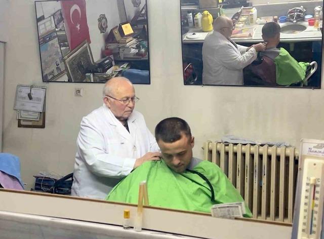 &Ccedil;orum&rsquo;un  m&uuml;thiş berber i: 66 yıllık mesleğine devam ediyor 1
