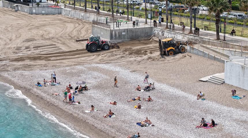Antalya&rsquo;daki d&uuml;nyaca &uuml;nl&uuml; sahile iş makineleri girdi: Tepki topladı