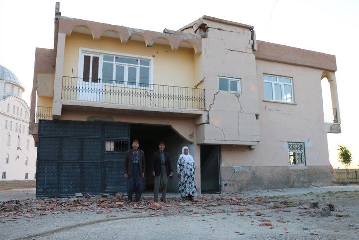 Adıyaman Valisi Nurullah Naci Kalkancı: "(Samsat'taki deprem) Depremden dolayı yaralımız yok, deprem paniğiyle kaçışırken ayağı takılan, düşen, kolunu çarpan 19 civarında vatandaşımız var." G2